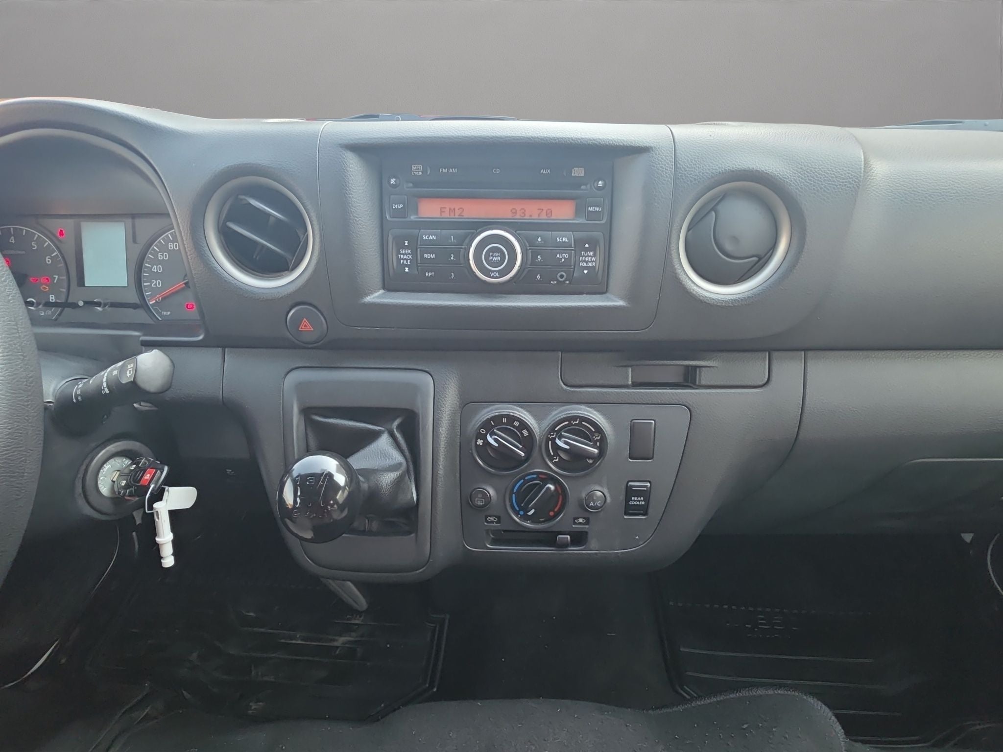 2024 Nissan Urvan 2.5 14 Pasajeros Amplia AA Mt