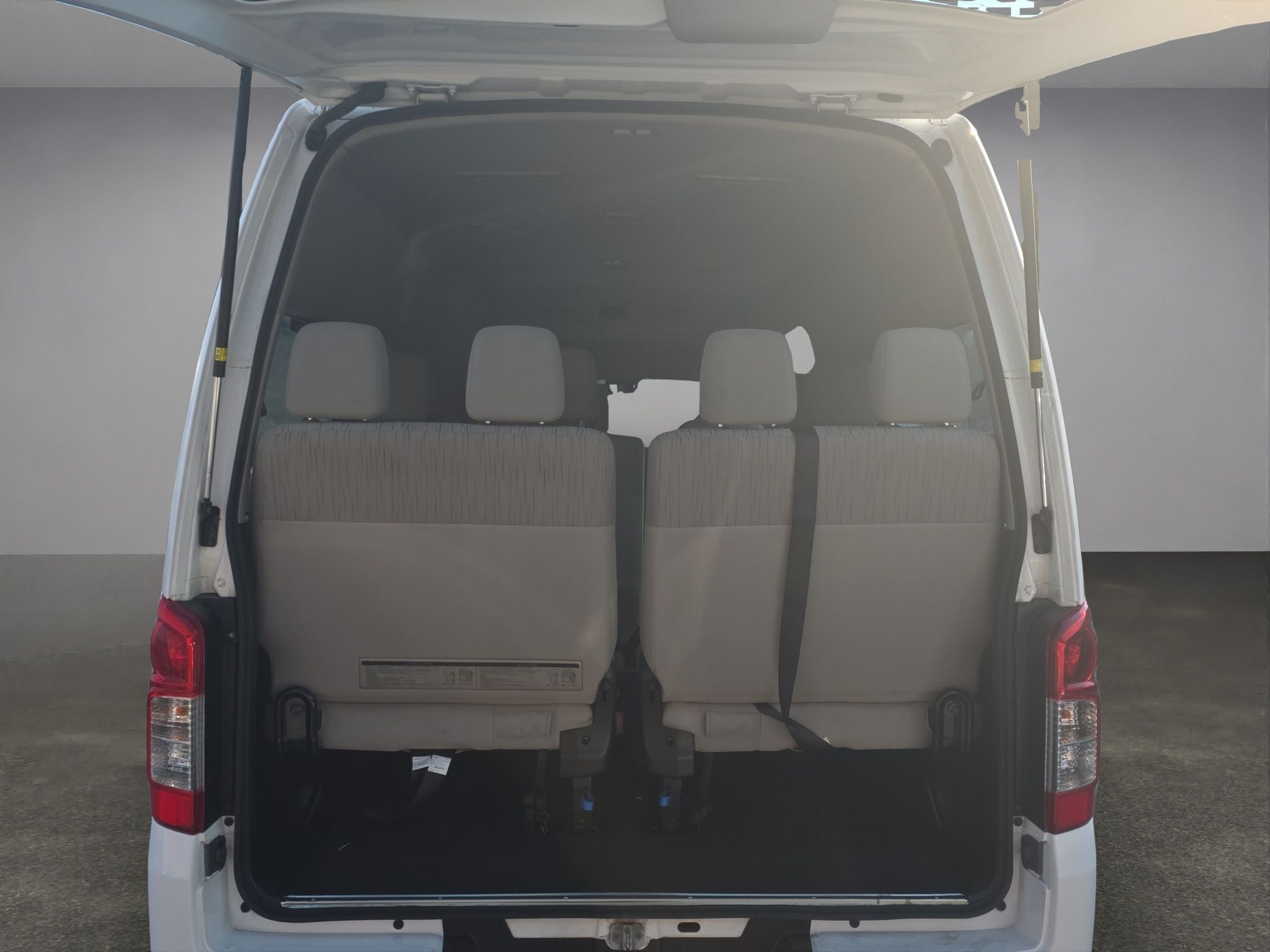 2024 Nissan Urvan 2.5 14 Pasajeros Amplia AA Mt